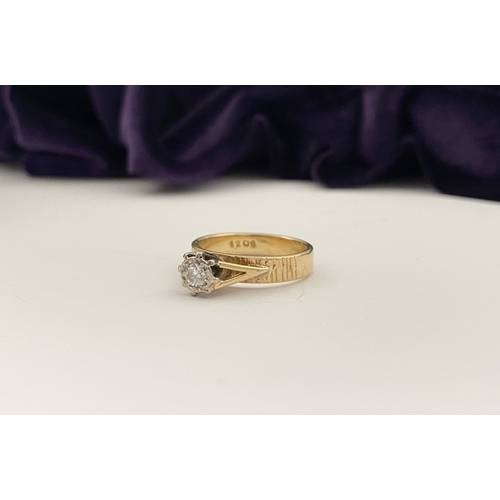 22 - AN ATTRACTIVE 18CT GOLD DIAMOND SOLITAIRE RING, central round cut diamond in decorative raised claw ... 