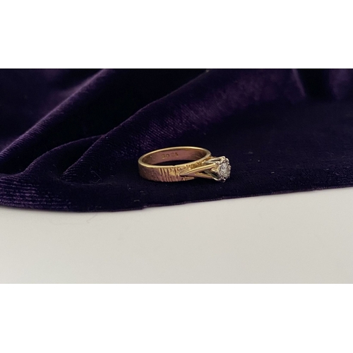 22 - AN ATTRACTIVE 18CT GOLD DIAMOND SOLITAIRE RING, central round cut diamond in decorative raised claw ... 