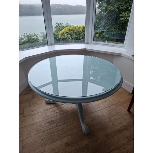 226 - A LARGE CIRCULAR GLASS TABLE COVER, tempered glass, in good condition. Dimensions: 5ft diameter. Ple... 