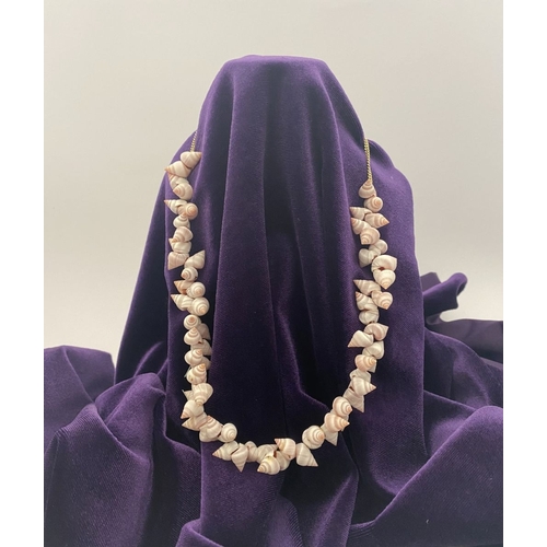 228 - A PRETTY SHELL BEADED NECKLACE ON 9CT GOLD CHAIN, hallmarked 375 to clasp. Shells in overall good co... 
