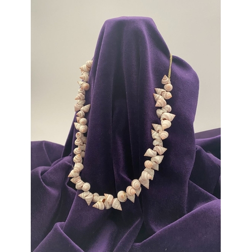 228 - A PRETTY SHELL BEADED NECKLACE ON 9CT GOLD CHAIN, hallmarked 375 to clasp. Shells in overall good co... 