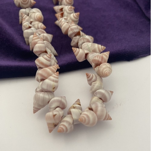 228 - A PRETTY SHELL BEADED NECKLACE ON 9CT GOLD CHAIN, hallmarked 375 to clasp. Shells in overall good co... 