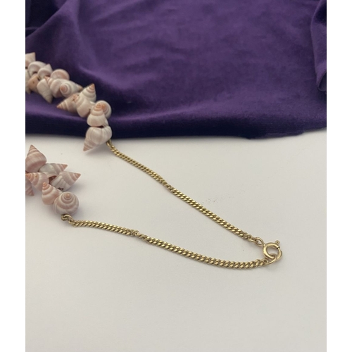 228 - A PRETTY SHELL BEADED NECKLACE ON 9CT GOLD CHAIN, hallmarked 375 to clasp. Shells in overall good co... 