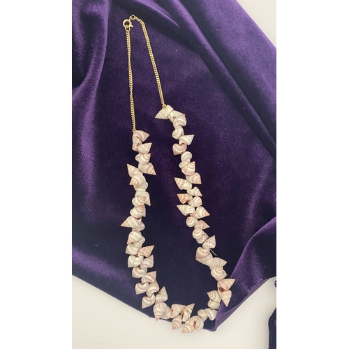 228 - A PRETTY SHELL BEADED NECKLACE ON 9CT GOLD CHAIN, hallmarked 375 to clasp. Shells in overall good co... 