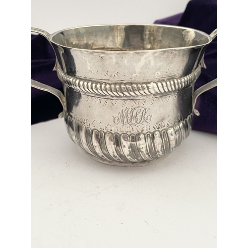 23 - AN EARLY GEORGE I SILVER PORRINGER BOWL, Hallmarked with Makers mark James Goodwin, London c.1714. T... 