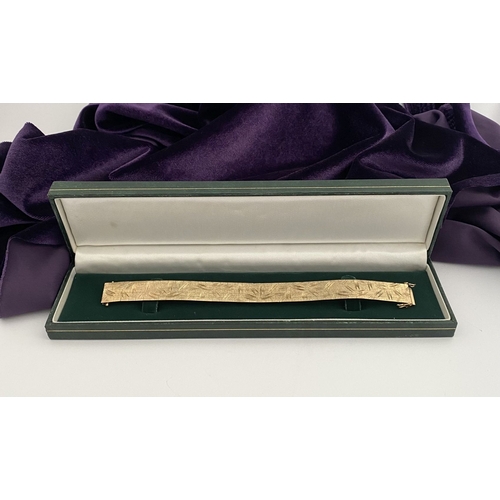 24 - A BEAUTIFUL 9CT GOLD CHASED LINK BRACELET, brick link bracelet with delicate chase work to exterior,... 