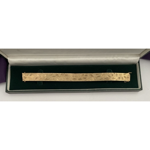 24 - A BEAUTIFUL 9CT GOLD CHASED LINK BRACELET, brick link bracelet with delicate chase work to exterior,... 