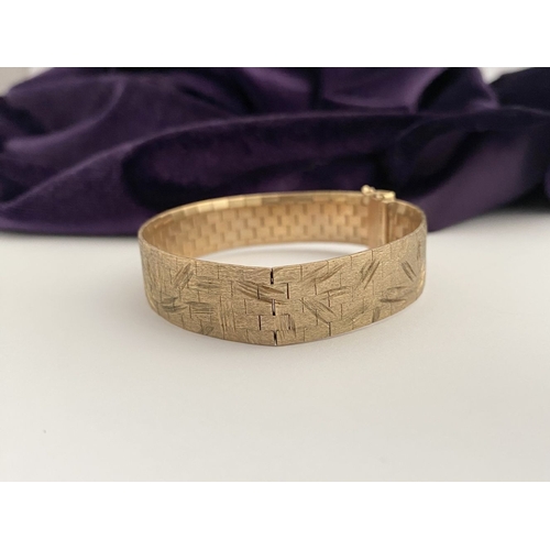 24 - A BEAUTIFUL 9CT GOLD CHASED LINK BRACELET, brick link bracelet with delicate chase work to exterior,... 