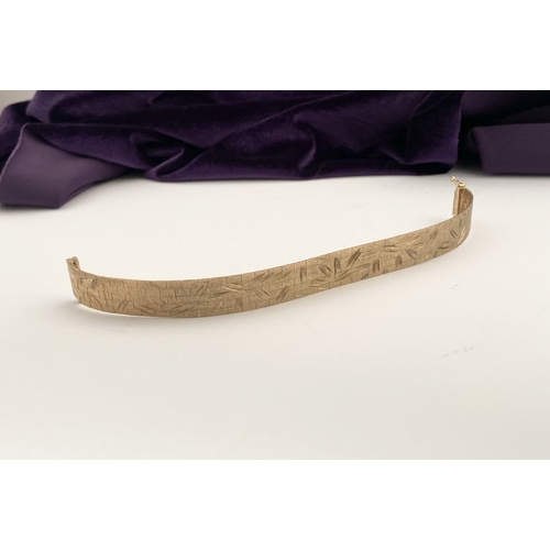24 - A BEAUTIFUL 9CT GOLD CHASED LINK BRACELET, brick link bracelet with delicate chase work to exterior,... 