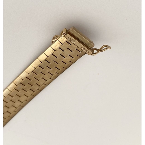 24 - A BEAUTIFUL 9CT GOLD CHASED LINK BRACELET, brick link bracelet with delicate chase work to exterior,... 