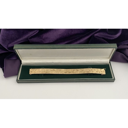 24 - A BEAUTIFUL 9CT GOLD CHASED LINK BRACELET, brick link bracelet with delicate chase work to exterior,... 