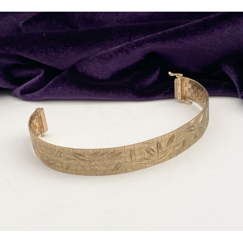 24 - A BEAUTIFUL 9CT GOLD CHASED LINK BRACELET, brick link bracelet with delicate chase work to exterior,... 