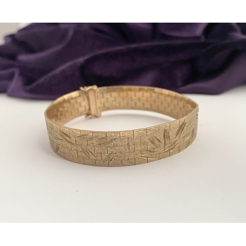 24 - A BEAUTIFUL 9CT GOLD CHASED LINK BRACELET, brick link bracelet with delicate chase work to exterior,... 