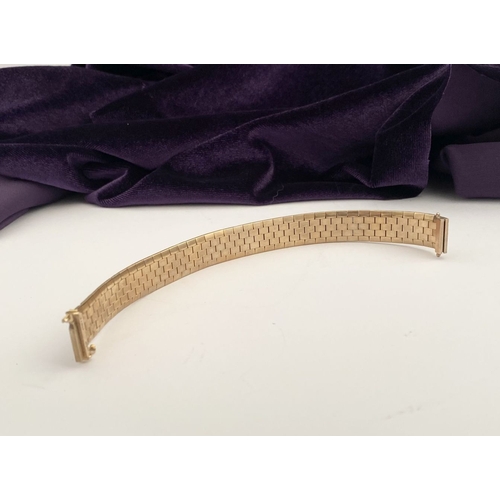 24 - A BEAUTIFUL 9CT GOLD CHASED LINK BRACELET, brick link bracelet with delicate chase work to exterior,... 