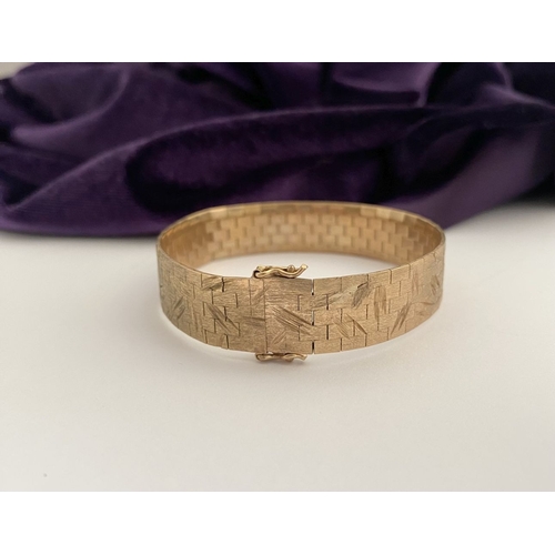 24 - A BEAUTIFUL 9CT GOLD CHASED LINK BRACELET, brick link bracelet with delicate chase work to exterior,... 