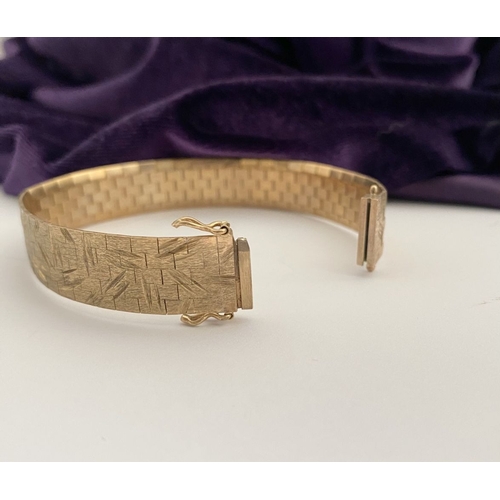 24 - A BEAUTIFUL 9CT GOLD CHASED LINK BRACELET, brick link bracelet with delicate chase work to exterior,... 