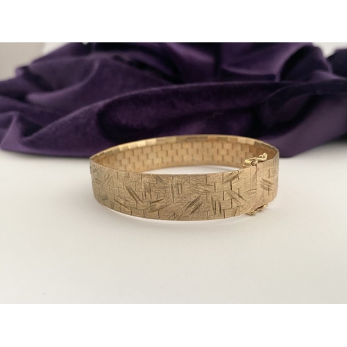24 - A BEAUTIFUL 9CT GOLD CHASED LINK BRACELET, brick link bracelet with delicate chase work to exterior,... 