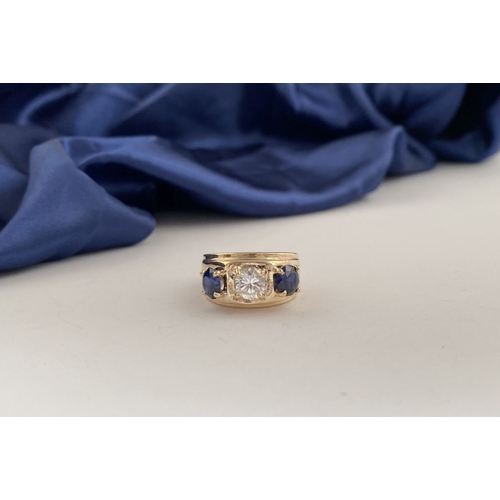 251 - A STRIKING 9CT YELLOW GOLD THREE STONE RING, set with vibrant clear round cut gemstone to centre, tw... 