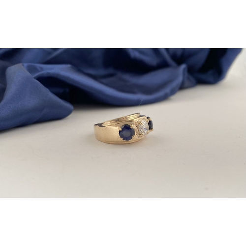 251 - A STRIKING 9CT YELLOW GOLD THREE STONE RING, set with vibrant clear round cut gemstone to centre, tw... 