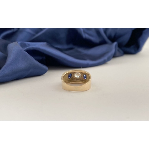 251 - A STRIKING 9CT YELLOW GOLD THREE STONE RING, set with vibrant clear round cut gemstone to centre, tw... 