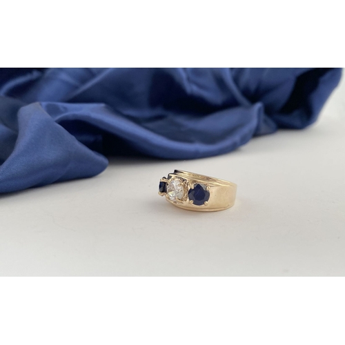 251 - A STRIKING 9CT YELLOW GOLD THREE STONE RING, set with vibrant clear round cut gemstone to centre, tw... 