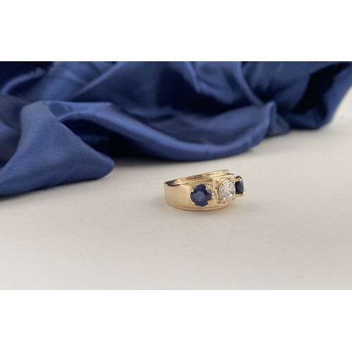 251 - A STRIKING 9CT YELLOW GOLD THREE STONE RING, set with vibrant clear round cut gemstone to centre, tw... 