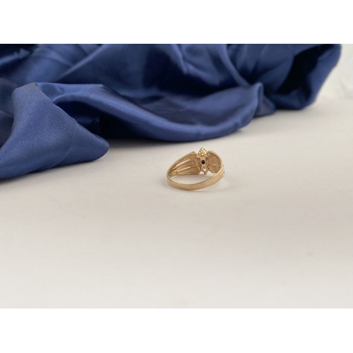 254 - A PRETTY IRISH 9CT GOLD THREE STONE RING, central round cut blue gemstone with two round cut clear g... 