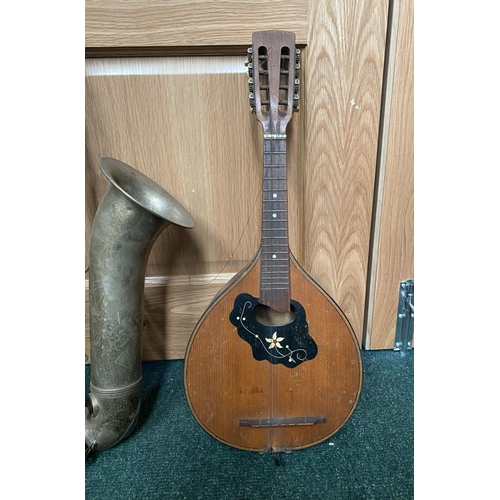 264 - A MUSICAL INSTRUMENT LOT TO INCLUDE (i) a vintage flatback 8 string mandolin, possibly by Lignatone,... 