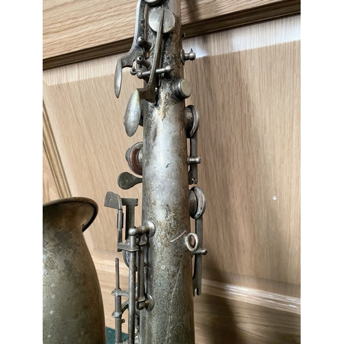 264 - A MUSICAL INSTRUMENT LOT TO INCLUDE (i) a vintage flatback 8 string mandolin, possibly by Lignatone,... 
