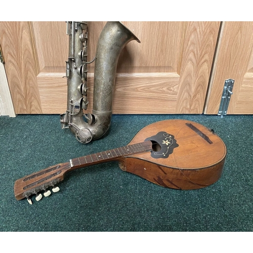 264 - A MUSICAL INSTRUMENT LOT TO INCLUDE (i) a vintage flatback 8 string mandolin, possibly by Lignatone,... 