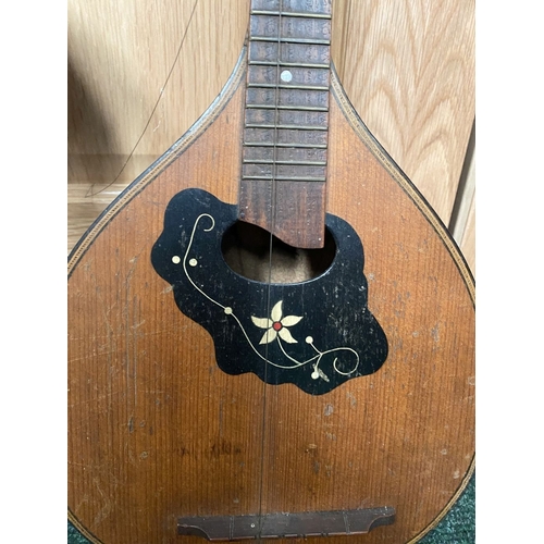 264 - A MUSICAL INSTRUMENT LOT TO INCLUDE (i) a vintage flatback 8 string mandolin, possibly by Lignatone,... 