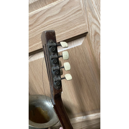 264 - A MUSICAL INSTRUMENT LOT TO INCLUDE (i) a vintage flatback 8 string mandolin, possibly by Lignatone,... 