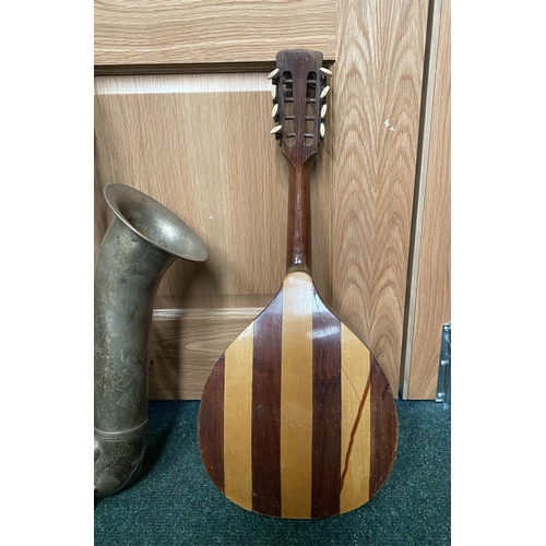 264 - A MUSICAL INSTRUMENT LOT TO INCLUDE (i) a vintage flatback 8 string mandolin, possibly by Lignatone,... 