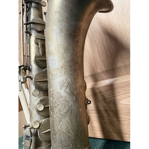264 - A MUSICAL INSTRUMENT LOT TO INCLUDE (i) a vintage flatback 8 string mandolin, possibly by Lignatone,... 
