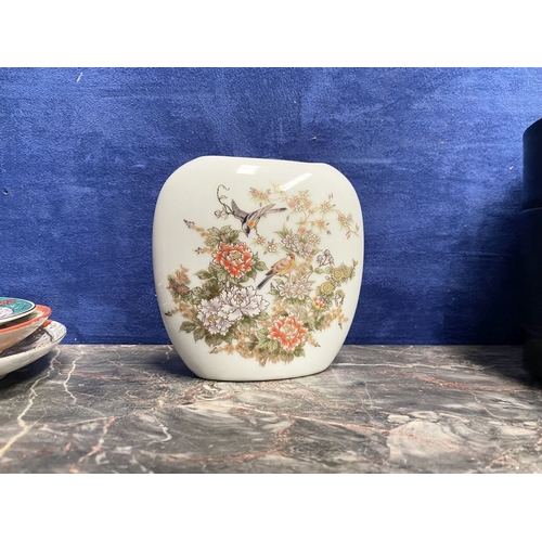278 - A CHINESE & JAPANESE LOT, to include (i) a black lacquered circular box, with painted decoration to ... 