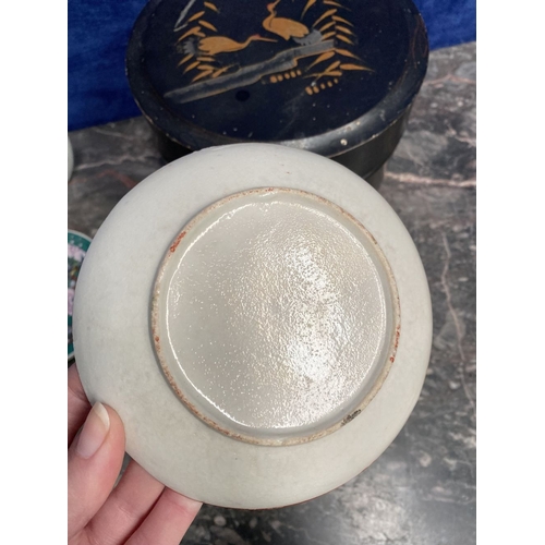 278 - A CHINESE & JAPANESE LOT, to include (i) a black lacquered circular box, with painted decoration to ... 