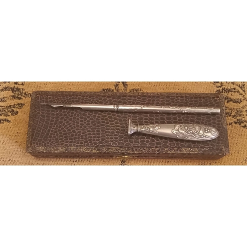122 - A CASED FRENCH SILVER DIP PEN AND SEAL SET, with French Minerva head silver marks. The bodies with f... 