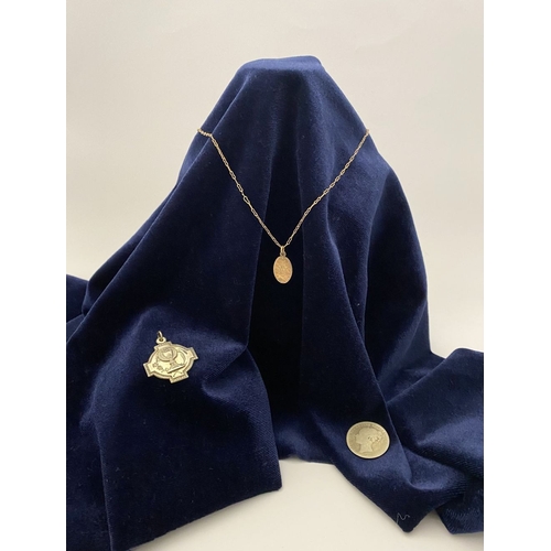 171 - A MIXED JEWELLERY/COIN LOT, to include (i) an Irish silver religious medal, hallmarked to reverse wi... 