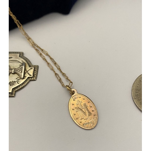 171 - A MIXED JEWELLERY/COIN LOT, to include (i) an Irish silver religious medal, hallmarked to reverse wi... 