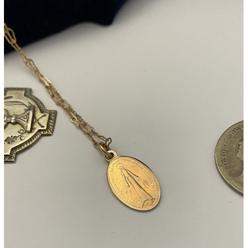 171 - A MIXED JEWELLERY/COIN LOT, to include (i) an Irish silver religious medal, hallmarked to reverse wi... 