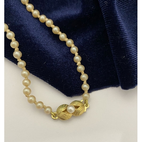 176 - AN IMITATION PEARL NECKLACE, graduating in size from the centre, with decorative gold tone clasp, ha... 