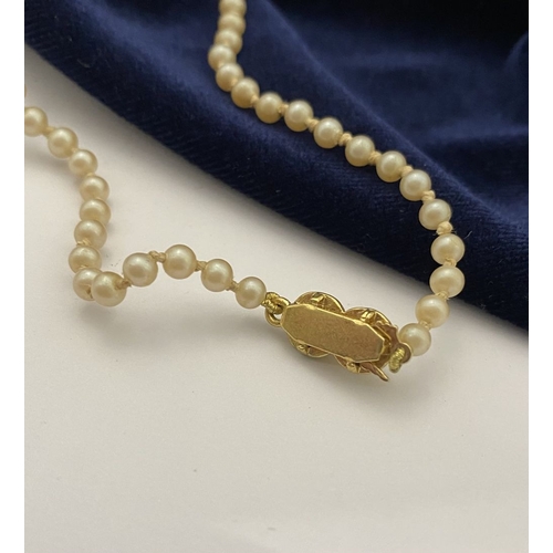 176 - AN IMITATION PEARL NECKLACE, graduating in size from the centre, with decorative gold tone clasp, ha... 