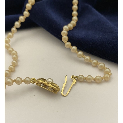 176 - AN IMITATION PEARL NECKLACE, graduating in size from the centre, with decorative gold tone clasp, ha... 