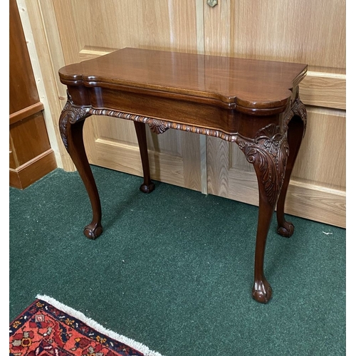 62 - AN EXCELLENT QUALITY CHIPPENDALE STYLE MAHOGANY TEA TABLE, with shaped inlaid fold-over top, above f... 