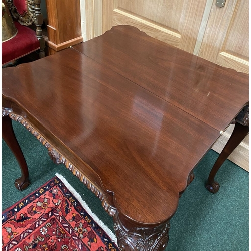 62 - AN EXCELLENT QUALITY CHIPPENDALE STYLE MAHOGANY TEA TABLE, with shaped inlaid fold-over top, above f... 