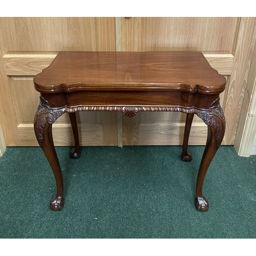 62 - AN EXCELLENT QUALITY CHIPPENDALE STYLE MAHOGANY TEA TABLE, with shaped inlaid fold-over top, above f... 