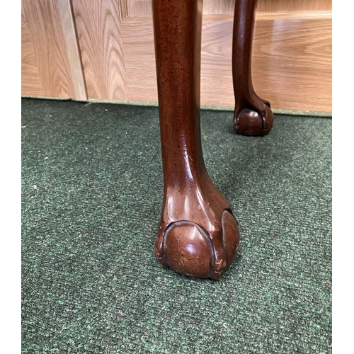 62 - AN EXCELLENT QUALITY CHIPPENDALE STYLE MAHOGANY TEA TABLE, with shaped inlaid fold-over top, above f... 