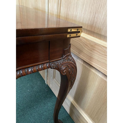 62 - AN EXCELLENT QUALITY CHIPPENDALE STYLE MAHOGANY TEA TABLE, with shaped inlaid fold-over top, above f... 