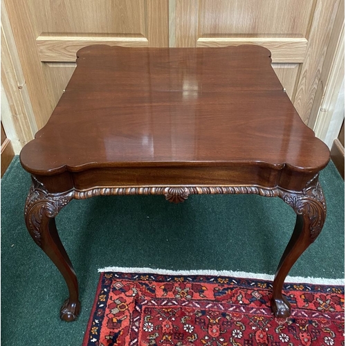 62 - AN EXCELLENT QUALITY CHIPPENDALE STYLE MAHOGANY TEA TABLE, with shaped inlaid fold-over top, above f... 