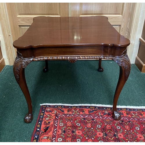 62 - AN EXCELLENT QUALITY CHIPPENDALE STYLE MAHOGANY TEA TABLE, with shaped inlaid fold-over top, above f... 